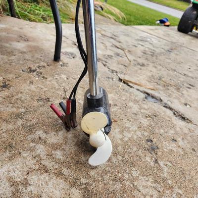 Sale Photo Thumbnail #263: Minn Kota 10 electric trolling motor featuring a single propeller with a durable plastic blade. Includes a handle for control, along with a functional speed and direction switch. Unit connects to a 12V power source with attached cables. Requires testing f