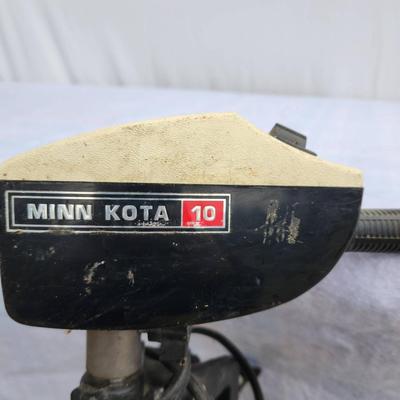 Sale Photo Thumbnail #261: Minn Kota 10 electric trolling motor featuring a single propeller with a durable plastic blade. Includes a handle for control, along with a functional speed and direction switch. Unit connects to a 12V power source with attached cables. Requires testing f