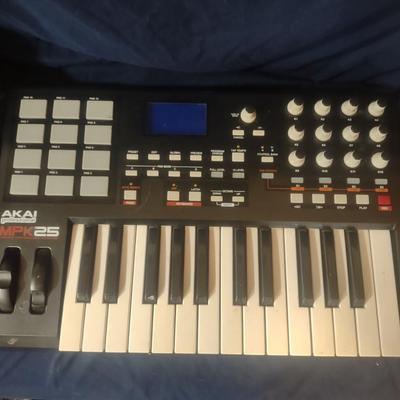 AKAI PROFESSIONAL MPK 25 BEAT MIXER