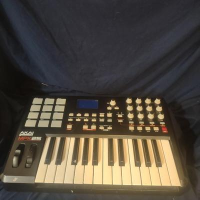 AKAI PROFESSIONAL MPK 25 BEAT MIXER