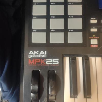 AKAI PROFESSIONAL MPK 25 BEAT MIXER