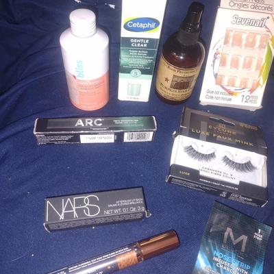 WOMENS NEW MAKEUP AND HYGIENE