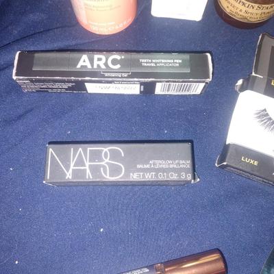 WOMENS NEW MAKEUP AND HYGIENE