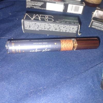 WOMENS NEW MAKEUP AND HYGIENE