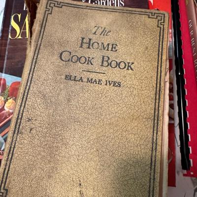 Vintage Cookbook Lot 185