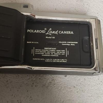 Sale Photo Thumbnail #521: Polaroid Model 80 in case with book, flash and bulbs. Fits large flat rate box