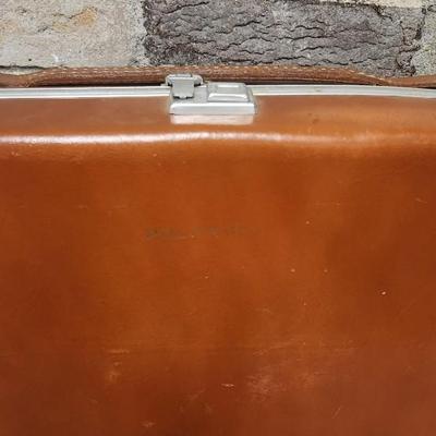 Sale Photo Thumbnail #526: Polaroid Model 80 in case with book, flash and bulbs. Fits large flat rate box