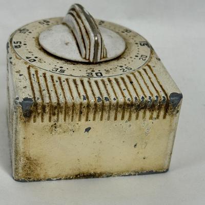 Sale Photo Thumbnail #537: Metal mechanical timer.  Heavy wear, chipped paint and smudges. Tested, works as expected.