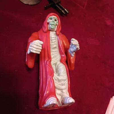 1980'S "OUTLAW SCUZZ" AND HIS "SCUZZ BUCKET", THUNDERCATS "MA-MUTT" AND "MUMM-RA"