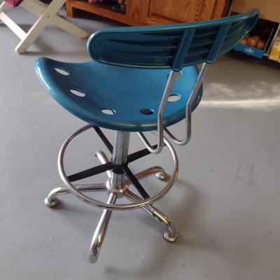 Drafting Stool with Footrest and Tractor Style Seat