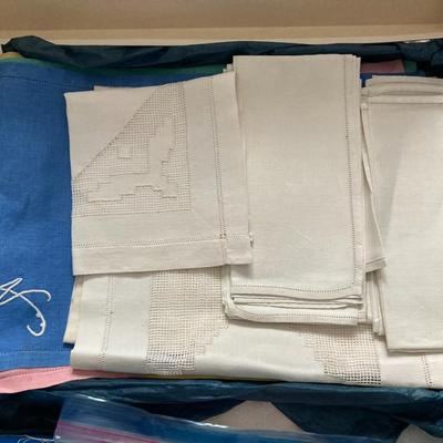 Sale Photo Thumbnail #251: Nice Lot of Vintage linens