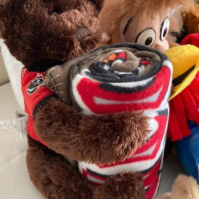 Sale Photo Thumbnail #325: Box of various stuffed animals.  All in great conditon.  Very clean