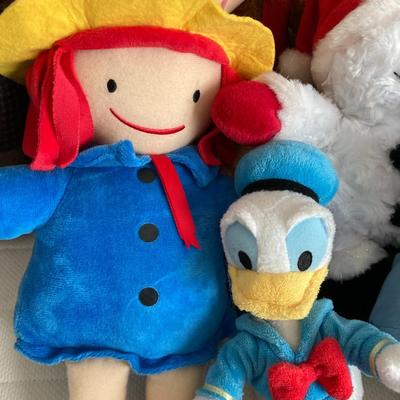 Sale Photo Thumbnail #327: Box of various stuffed animals.  All in great conditon.  Very clean