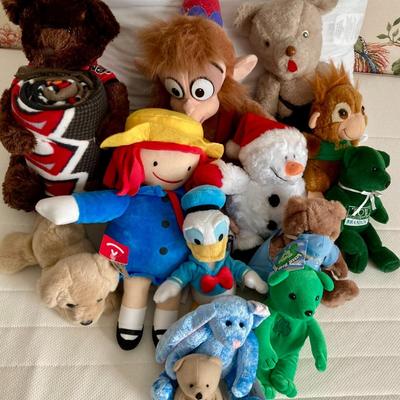 Sale Photo Thumbnail #324: Box of various stuffed animals.  All in great conditon.  Very clean