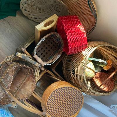 Sale Photo Thumbnail #358: Lot of Various basket.  Great condition!!  You are buying all the items in the above photos