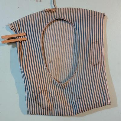 Old clothes pin bag and pins