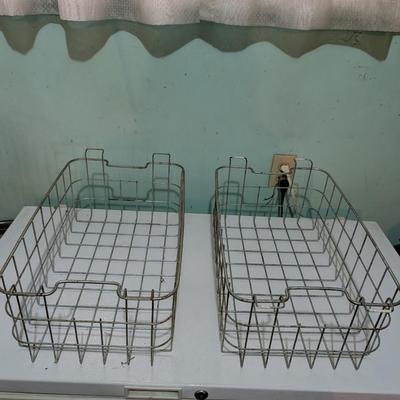 2 metal baskets
