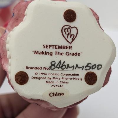 Vintage Mary's Moo Moos Figurine 1996 "Making The Grade" Enesco Cow School