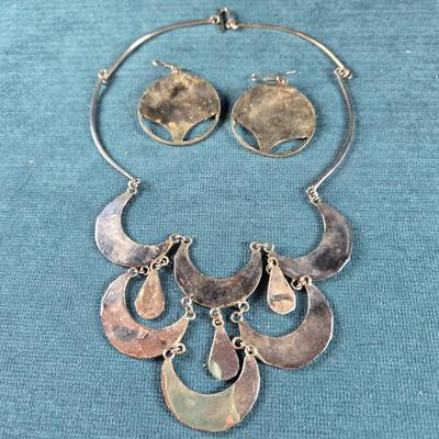Sale Photo Thumbnail #467: This auction lot is for a Vintage Mexican Alpaca Silver Necklace and Earrings Set. This is a beautiful Vintage Mexican Alpaca Silver Necklace and Earrings inlaid with Abalone Shell.  It is about 8-inches long and in very good shape.