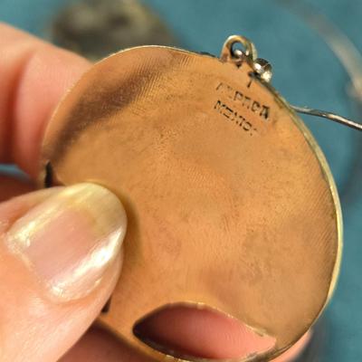 Sale Photo Thumbnail #468: This auction lot is for a Vintage Mexican Alpaca Silver Necklace and Earrings Set. This is a beautiful Vintage Mexican Alpaca Silver Necklace and Earrings inlaid with Abalone Shell.  It is about 8-inches long and in very good shape.