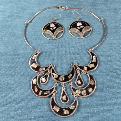 Sale Photo Thumbnail #464: This auction lot is for a Vintage Mexican Alpaca Silver Necklace and Earrings Set. This is a beautiful Vintage Mexican Alpaca Silver Necklace and Earrings inlaid with Abalone Shell.  It is about 8-inches long and in very good shape.