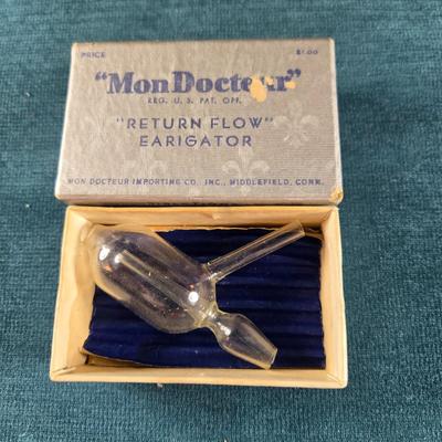 Sale Photo Thumbnail #504: This auction lot is for an Early 20th Century Medical Device - "Mon Docteur". It is an Early 20th Century Medical Device - "Mon Docteur" Return Flow Earigator.  It was made in Middlefield, CT.  The device itself is made of glass and is in it's original bo