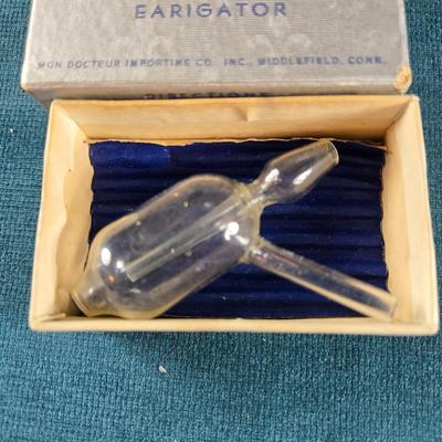 Sale Photo Thumbnail #506: This auction lot is for an Early 20th Century Medical Device - "Mon Docteur". It is an Early 20th Century Medical Device - "Mon Docteur" Return Flow Earigator.  It was made in Middlefield, CT.  The device itself is made of glass and is in it's original bo