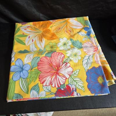 Two 9" x 13" glass Cake pans with Pyrex Portables insulated casserole carrier travel bags a tablecloth and a new flip flop...