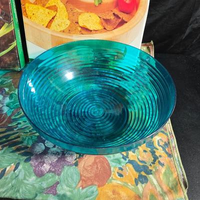 Brand new Hometrends Pizza stone with New 12" Beachwood chip n dip wither ceramic bowl and a tablecloth