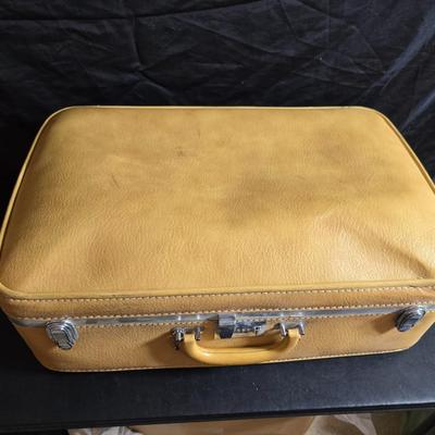 Two matching Ventura Air Nita vintage hard-shell suitcases - mustard yellow - late 1960s and 1970s, Excellent vintage condition