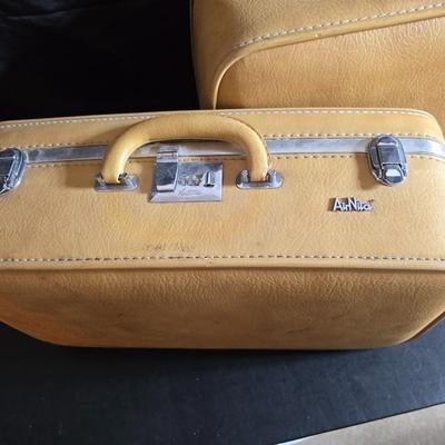 Two matching Ventura Air Nita vintage hard-shell suitcases - mustard yellow - late 1960s and 1970s, Excellent vintage condition