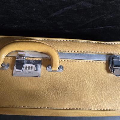 Two matching Ventura Air Nita vintage hard-shell suitcases - mustard yellow - late 1960s and 1970s, Excellent vintage condition