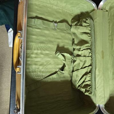 Two matching Ventura Air Nita vintage hard-shell suitcases - mustard yellow - late 1960s and 1970s, Excellent vintage condition