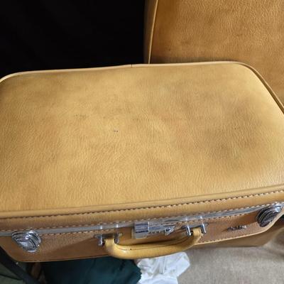 Two matching Ventura Air Nita vintage hard-shell suitcases - mustard yellow - late 1960s and 1970s, Excellent vintage condition
