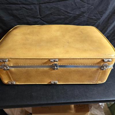 Two matching Ventura Air Nita vintage hard-shell suitcases - mustard yellow - late 1960s and 1970s, Excellent vintage condition