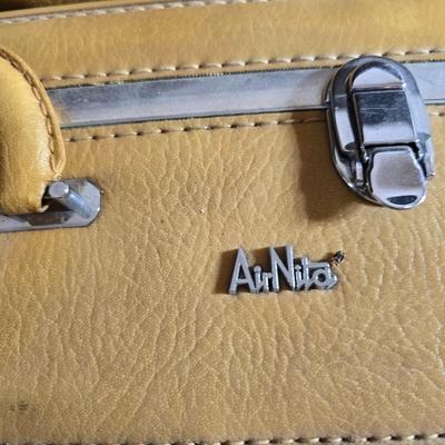 Two matching Ventura Air Nita vintage hard-shell suitcases - mustard yellow - late 1960s and 1970s, Excellent vintage condition