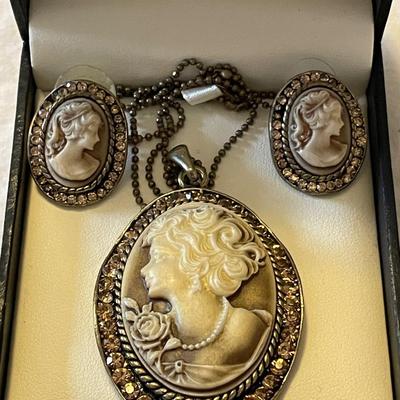 THREE PIECE CAMEO COLLECTION