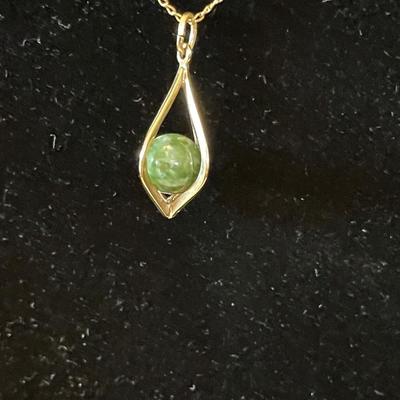 10K GOLD NECKLACE WITH JADE PENDANT