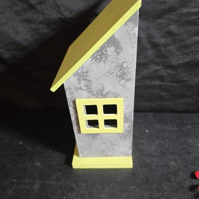 Bird house, small hanging leaf bird feeder/bath, large tin lizard and a glass flower vase