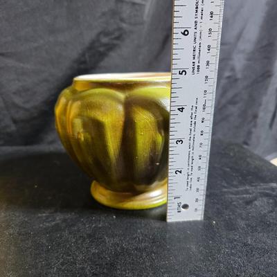 Plant / Flowerpots Three marked Haeger and a green thumb to encourage your growing skills. Royal Haeger