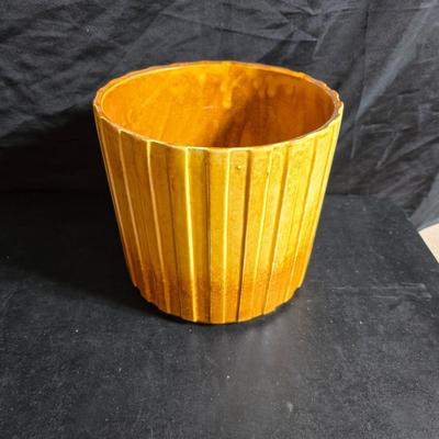 Plant / Flowerpots Three marked Haeger and a green thumb to encourage your growing skills. Royal Haeger