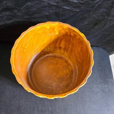 Plant / Flowerpots Three marked Haeger and a green thumb to encourage your growing skills. Royal Haeger