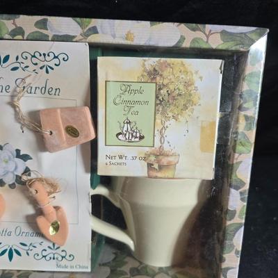 Brand new Tea in the Garden Tea set