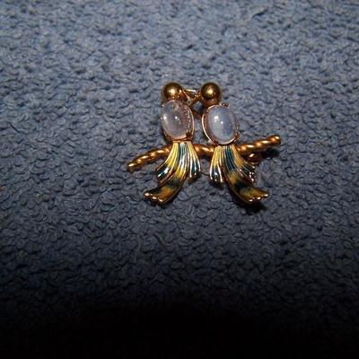 LOT 122 BEAUTIFUL VINTAGE GOLD FILLED MOONSTONE LOVEBIRDS PIN