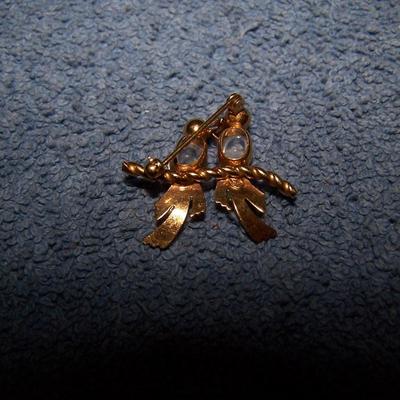 LOT 122 BEAUTIFUL VINTAGE GOLD FILLED MOONSTONE LOVEBIRDS PIN