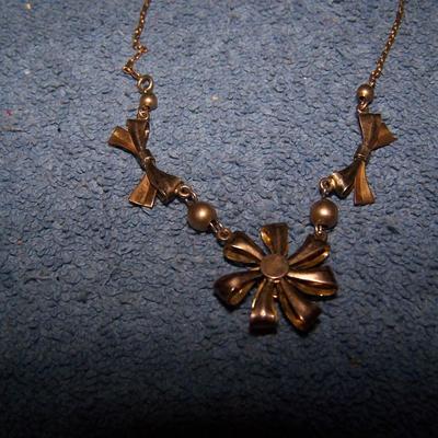 LOT 123 THREE LOVELY VINTAGE NECKLACES 1 GF