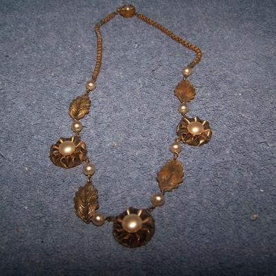 LOT 123 THREE LOVELY VINTAGE NECKLACES 1 GF