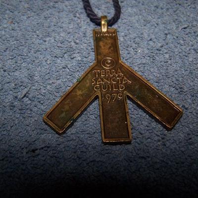 LOT 125 UNIQUE SIGNED JEWELRY HIPPIE PEACE SIGN & FROGS