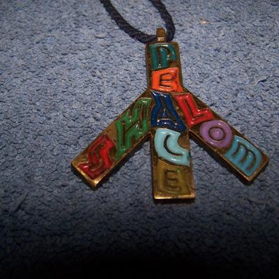 LOT 125 UNIQUE SIGNED JEWELRY HIPPIE PEACE SIGN & FROGS