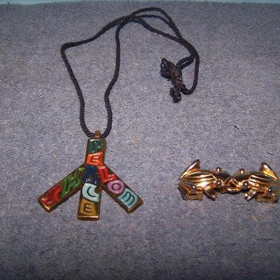 LOT 125 UNIQUE SIGNED JEWELRY HIPPIE PEACE SIGN & FROGS